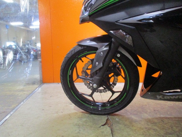 ホイールもこの通り状態グッド！！フォークのアウターまでもが綺麗なこの一台がこの価格は本当にお安い！！